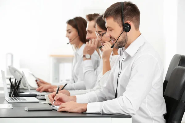 Gerentes de consultoría con auriculares en oficina —  Fotos de Stock