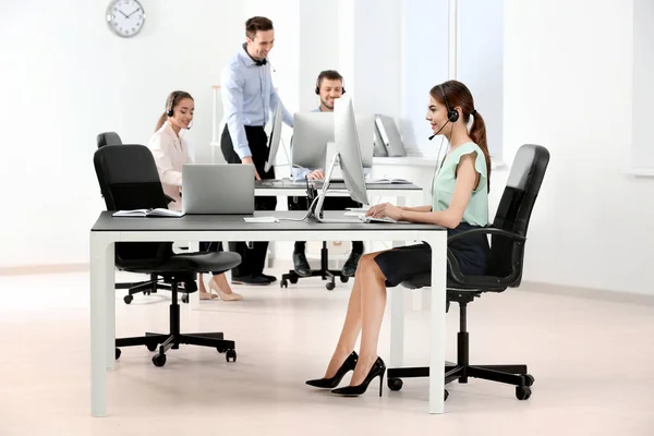 Consultoria de gerentes com auscultadores no escritório — Fotografia de Stock