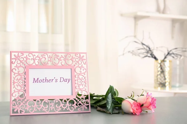 Ram med text mors dag och blommor på bord — Stockfoto