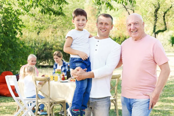 Familia feliz teniendo fiesta barbacoa al aire libre —  Fotos de Stock