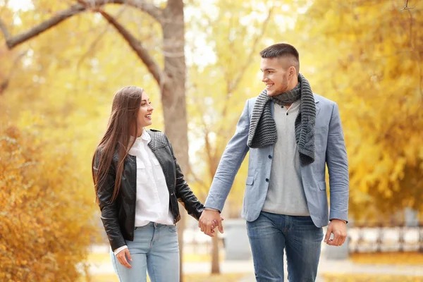 Jovem casal caminhando no parque no dia de outono — Fotografia de Stock