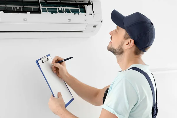 Technician checking air conditioner — Stock Photo, Image