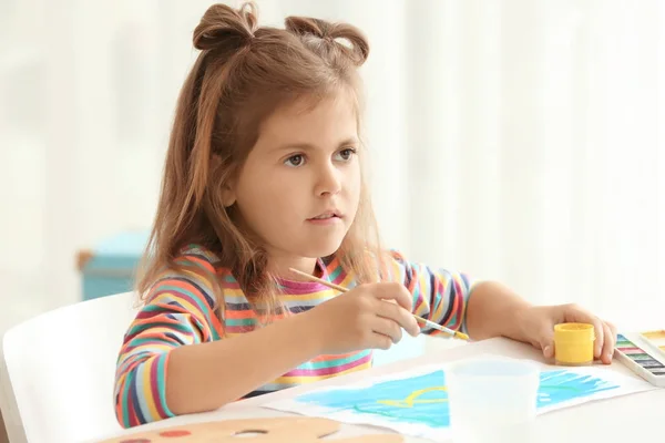 Dívka maluje u stolu — Stock fotografie