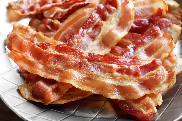 Plátků odkrojte vařené slanina v pánvi, closeup — Stock fotografie