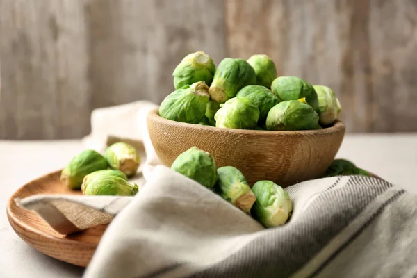 Bowl with fresh raw Brussels sprouts on table — Stock Photo, Image