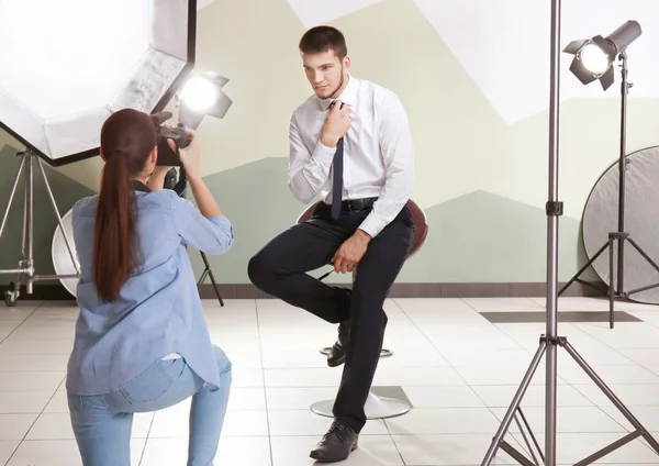 Mladý muž pózuje pro profesionální fotograf ve studiu — Stock fotografie