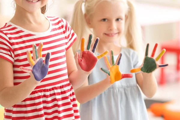 Leuke Kleine Meisjes Met Geschilderde Handen Kleuterschool — Stockfoto