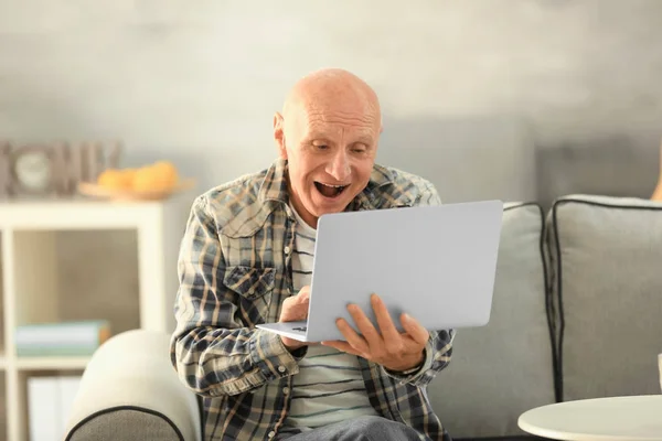 Senior man med bärbar dator — Stockfoto