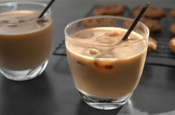 Bicchiere con delizioso caffè freddo sul tavolo — Foto Stock