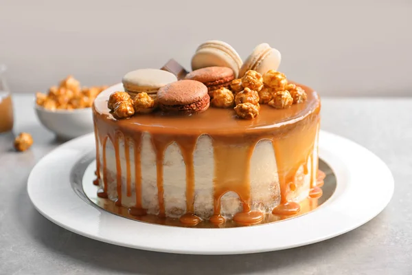 Délicieux gâteau au caramel — Photo