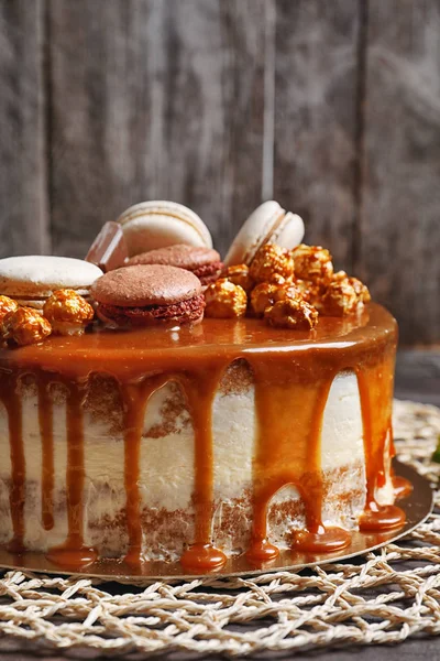 Délicieux Gâteau Caramel Sur Une Serviette Osier Contre Mur Bois — Photo