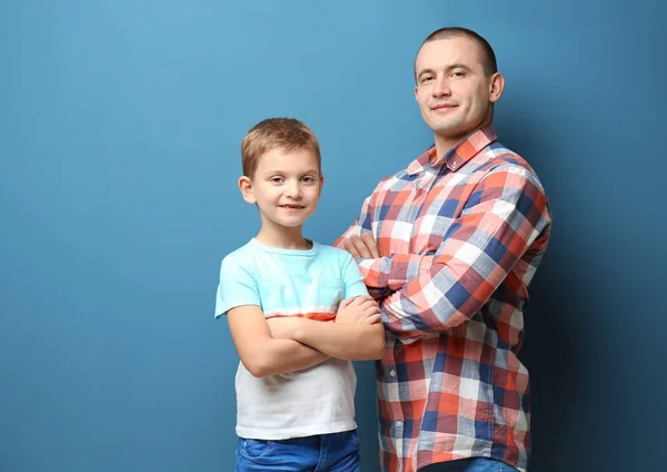 Dad and his son on color background — Stock Photo, Image