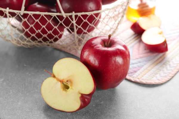 Érett vörös alma az asztalon — Stock Fotó