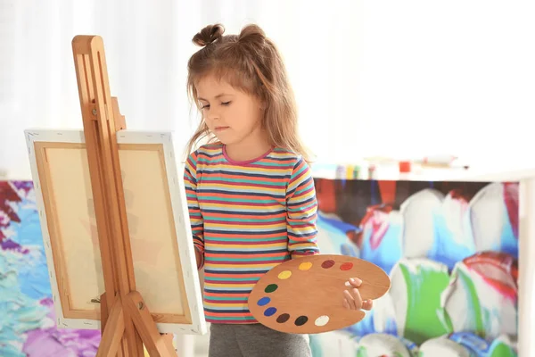 Ένα κοριτσάκι ζωγραφίζει στο σπίτι. — Φωτογραφία Αρχείου