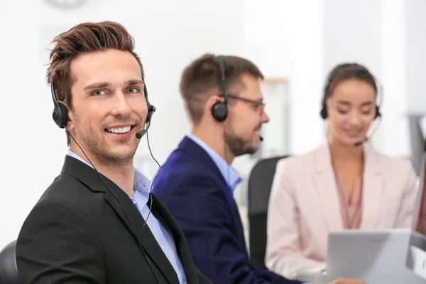 Responsabile della consulenza maschile con auricolare in carica — Foto Stock