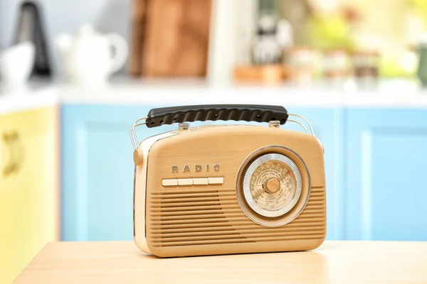 Récepteur de radio élégant sur la table de cuisine — Photo