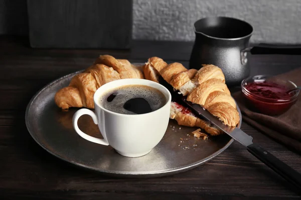 Bandeja de metal con taza de delicioso café negro en la mesa —  Fotos de Stock