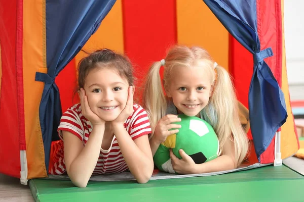 Милые Маленькие Девочки Играют Детском Саду — стоковое фото