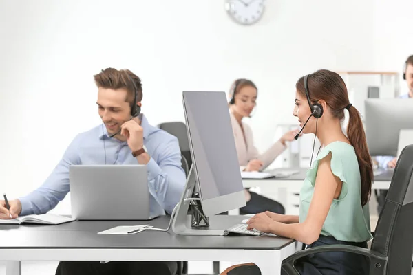 Konsultasi manajer dengan headset di kantor — Stok Foto