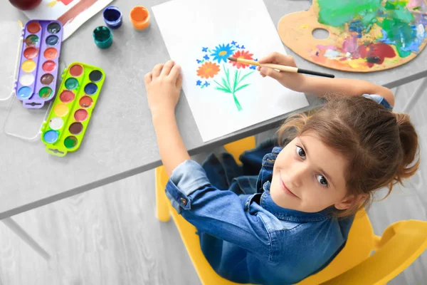 Little girl painting at table — Stock Photo, Image