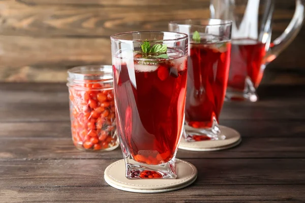 Gafas con jugo de goji saludable en mesa de madera — Foto de Stock