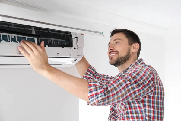 Man schoonmaak airconditioner — Stockfoto