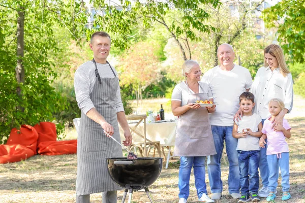 Famiglia felice che fa festa barbecue all'aperto — Foto Stock