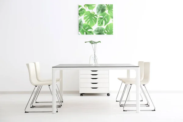 Nowoczesne Wnętrze Duży Stół Krzesłami Biały — Zdjęcie stockowe