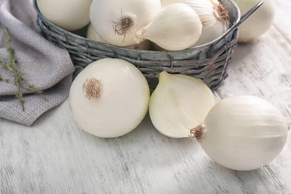 Frische Zwiebel auf Holztisch — Stockfoto