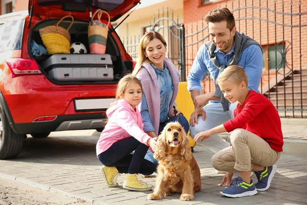 Jeune famille avec enfants et chien près de la voiture — Photo