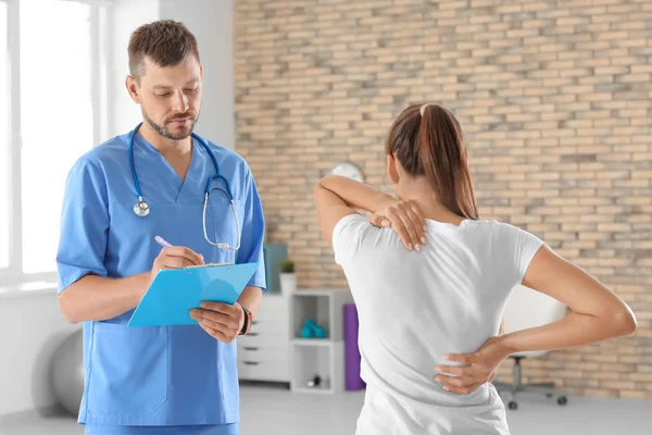 Fizyoterapist Pano ve genç bayan hasta Kliniği ile