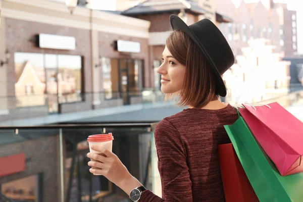 쇼핑백과 스트립 몰에서 커피 한잔과 아름 다운 여자 — 스톡 사진