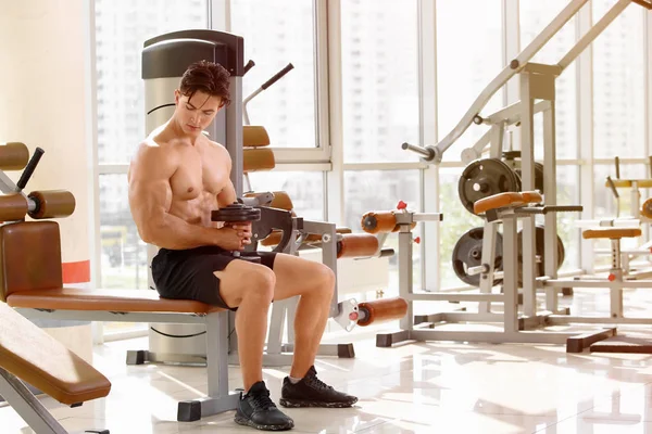 Spor salonunda eğitim kas genç adam