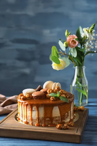 Brett Mit Leckerem Karamellkuchen Auf Dem Tisch — Stockfoto