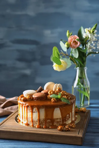 Plateau Avec Délicieux Gâteau Caramel Sur Table — Photo