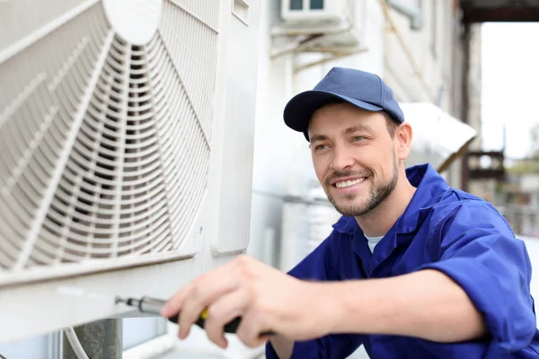 Techniker repariert Klimaanlage — Stockfoto