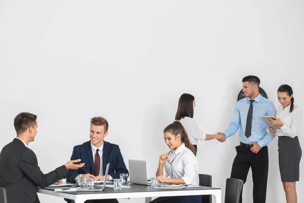 Beratung von Experten bei Geschäftstreffen — Stockfoto