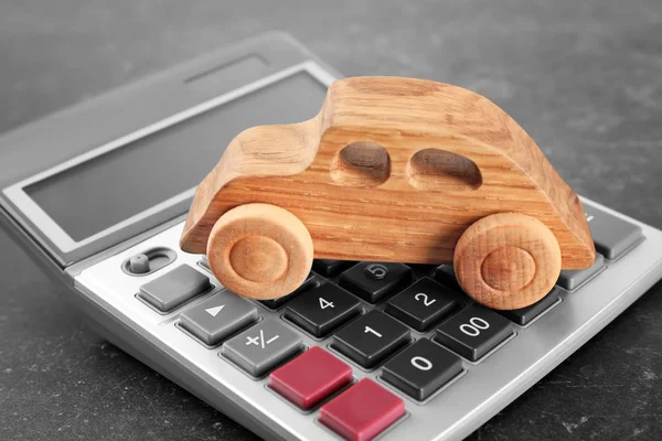 木製の車とテーブル上の電卓 — ストック写真