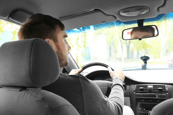 Bonito jovem condução táxi carro — Fotografia de Stock