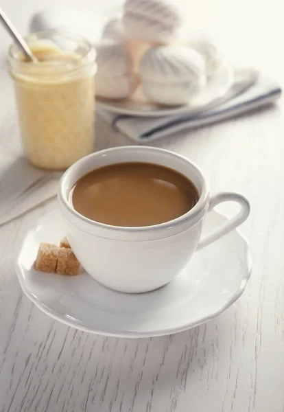 Cangkir dengan kopi lezat di atas meja — Stok Foto