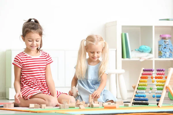 Carino Bambine Che Giocano Con Blocchi Costruzione Nella Scuola Materna — Foto Stock