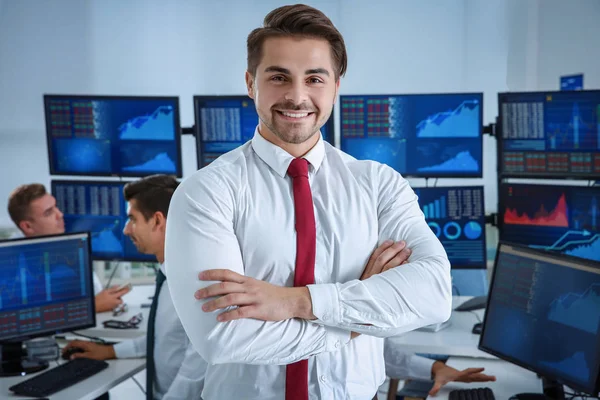 Ofiste çalışan erkek stok tüccar