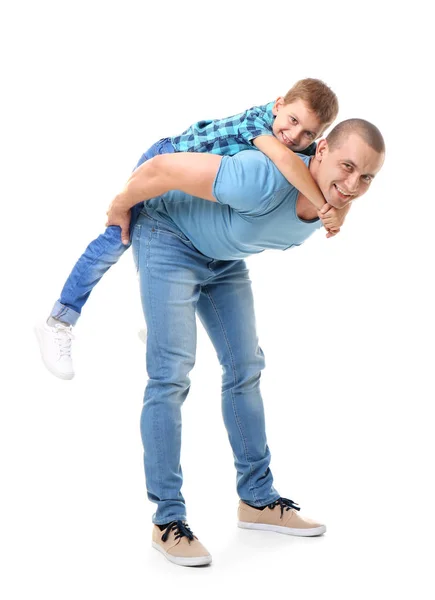 Pappa leker med sin son på vit bakgrund — Stockfoto