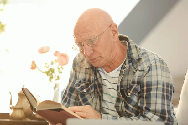 Senior man reading book — Stock Photo, Image