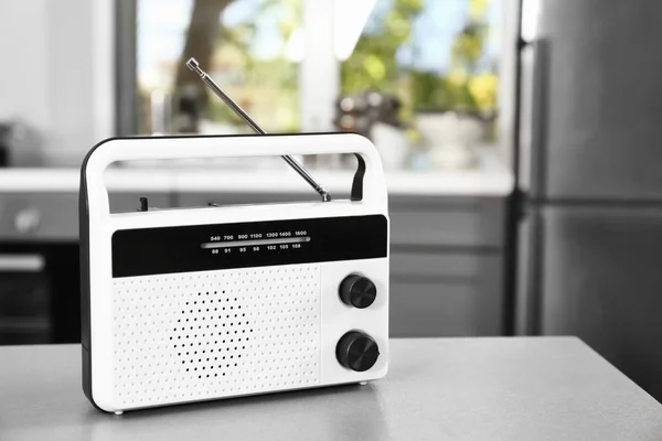 Récepteur de radio élégant sur la table de cuisine — Photo