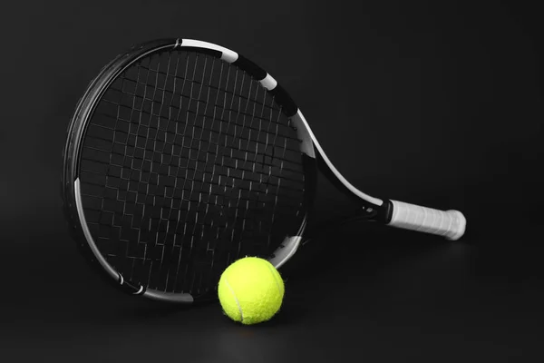 Tennisracket och boll på mörk bakgrund — Stockfoto