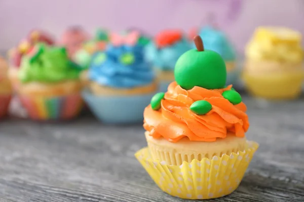 Gustoso cupcake colorato sul tavolo di legno — Foto Stock
