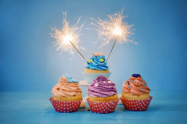 Festive bright cupcakes with sparklers — Stock Photo, Image
