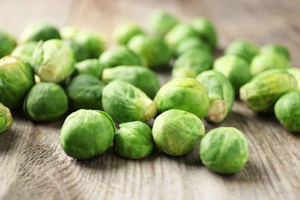 Brotos de Bruxelas crus na mesa de madeira, close-up — Fotografia de Stock