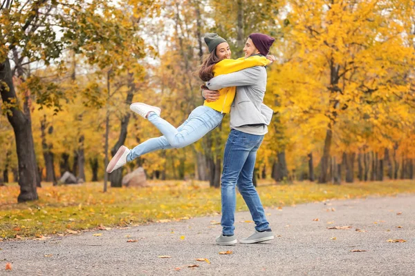 Młoda para zabawy w parku na jesienny dzień — Zdjęcie stockowe